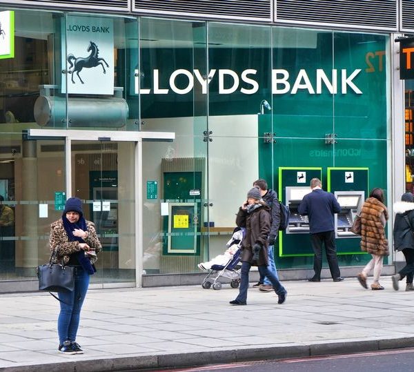 Lloyds Bank to Launch New £300 Cash Deposit Rule at Local Shops