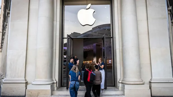 Apple Steps Up War of Words with EU Regulators