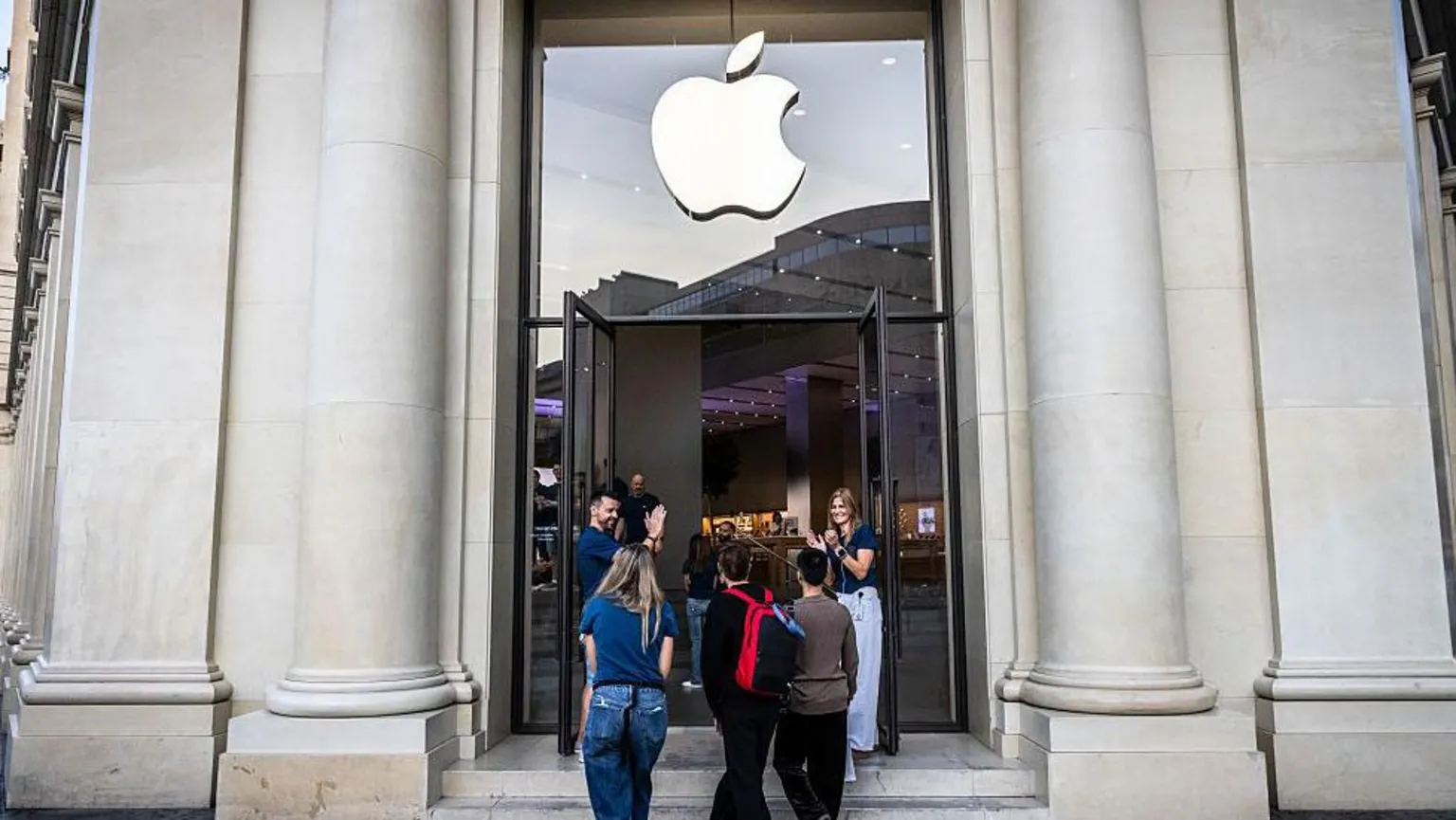 Apple Steps Up War of Words with EU Regulators