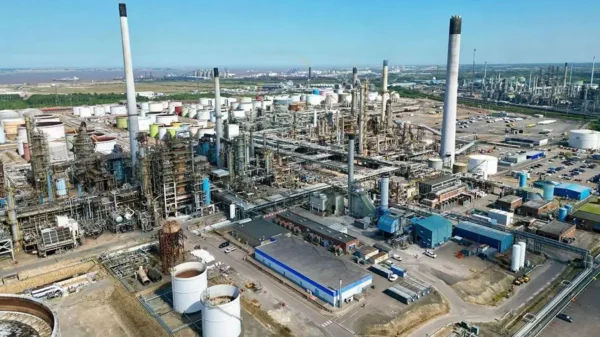 Lindsey Oil Refinery to Cut a Third of Workforce