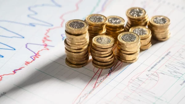 UK Borrowing Costs Reach 26-Year High as Pound Weakens