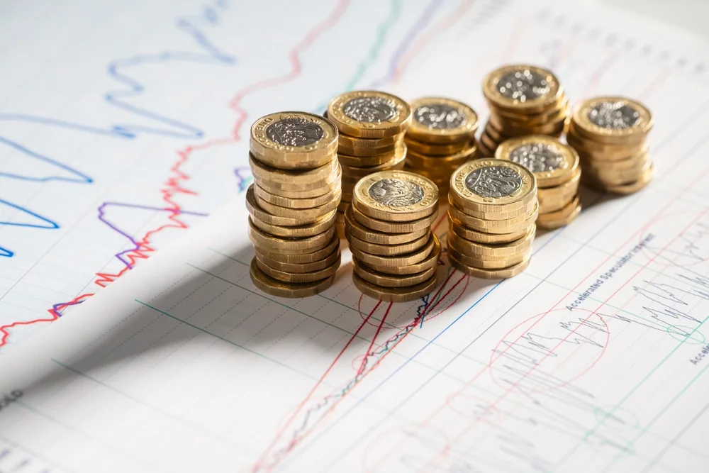 UK Borrowing Costs Reach 26-Year High as Pound Weakens