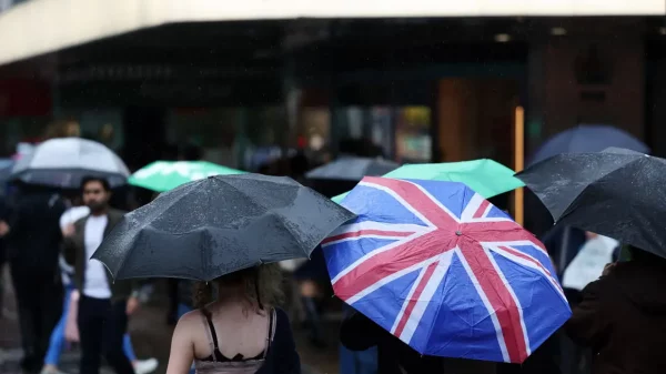UK Pay Growth Remains High as Labour Market Weakens