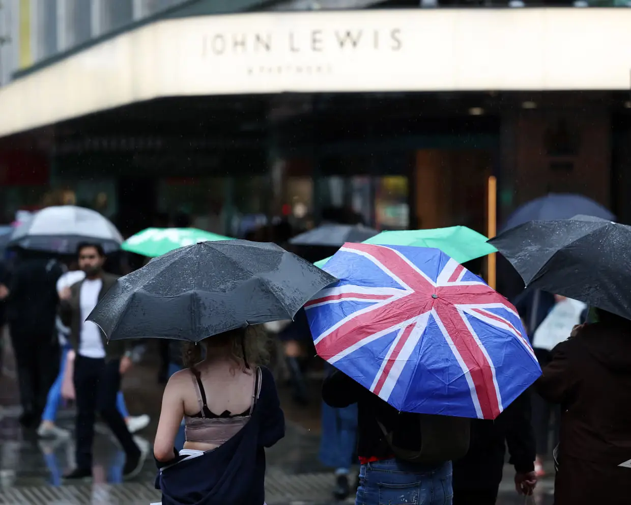 UK Pay Growth Remains High as Labour Market Weakens